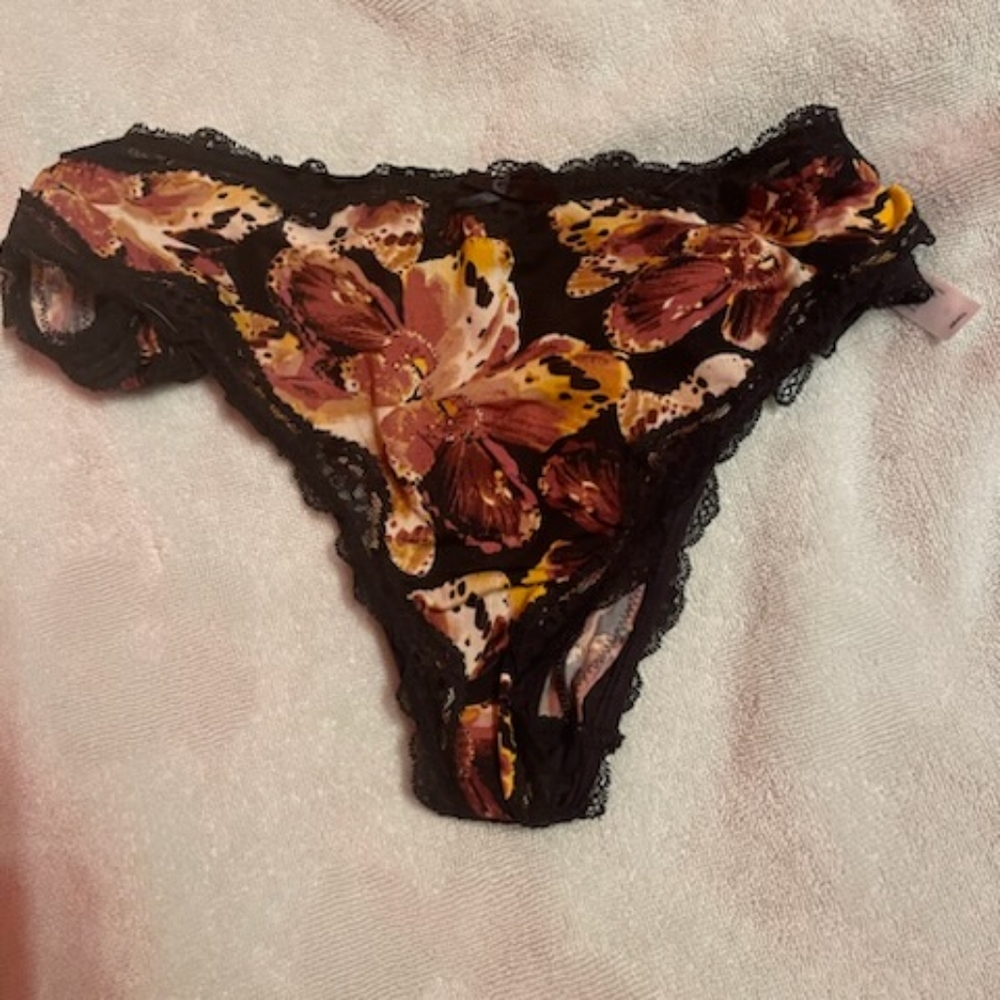 Cacique brand size 12. Loved